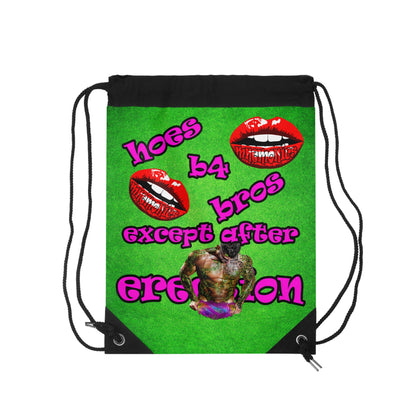 hoes b4 bros - Drawstring Bag (green turf)