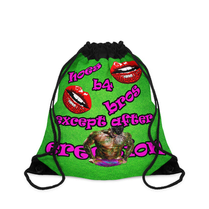 hoes b4 bros - Drawstring Bag (green turf)